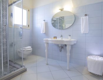 ionian luxury villas olivia lefkada perigiali bathroom toilet mirror showe bidet shampoo towels