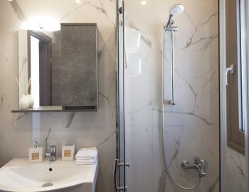 villa alkistis lefkada town bathroom with shower