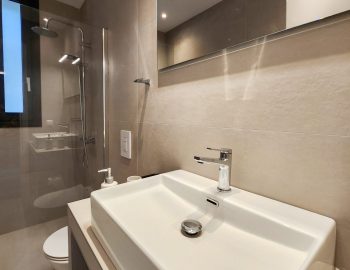 villa blauw family bathroom luxury shower