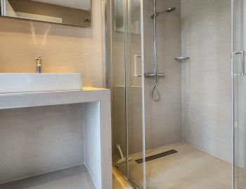villa blauw family bathroom with shower
