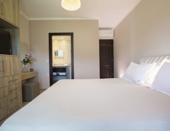villa magnolia mikros gialos lefkada greece bedroom with bathroom