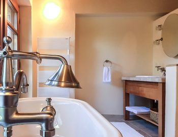 villa-mimoza-nidri-lefkada-luxury-accommodation-greece-bedroom-bathtub