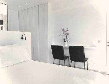 villa-mouria-paleros-greece-bedroom-luxury-seating-area