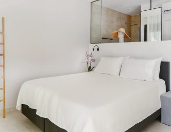 villa-mouria-paleros-greece-luxury-master-bedroom
