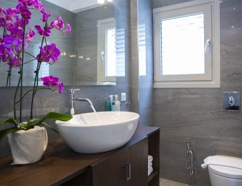 villa w offwhite vasiliki lefkada greece toilet bathrom towels